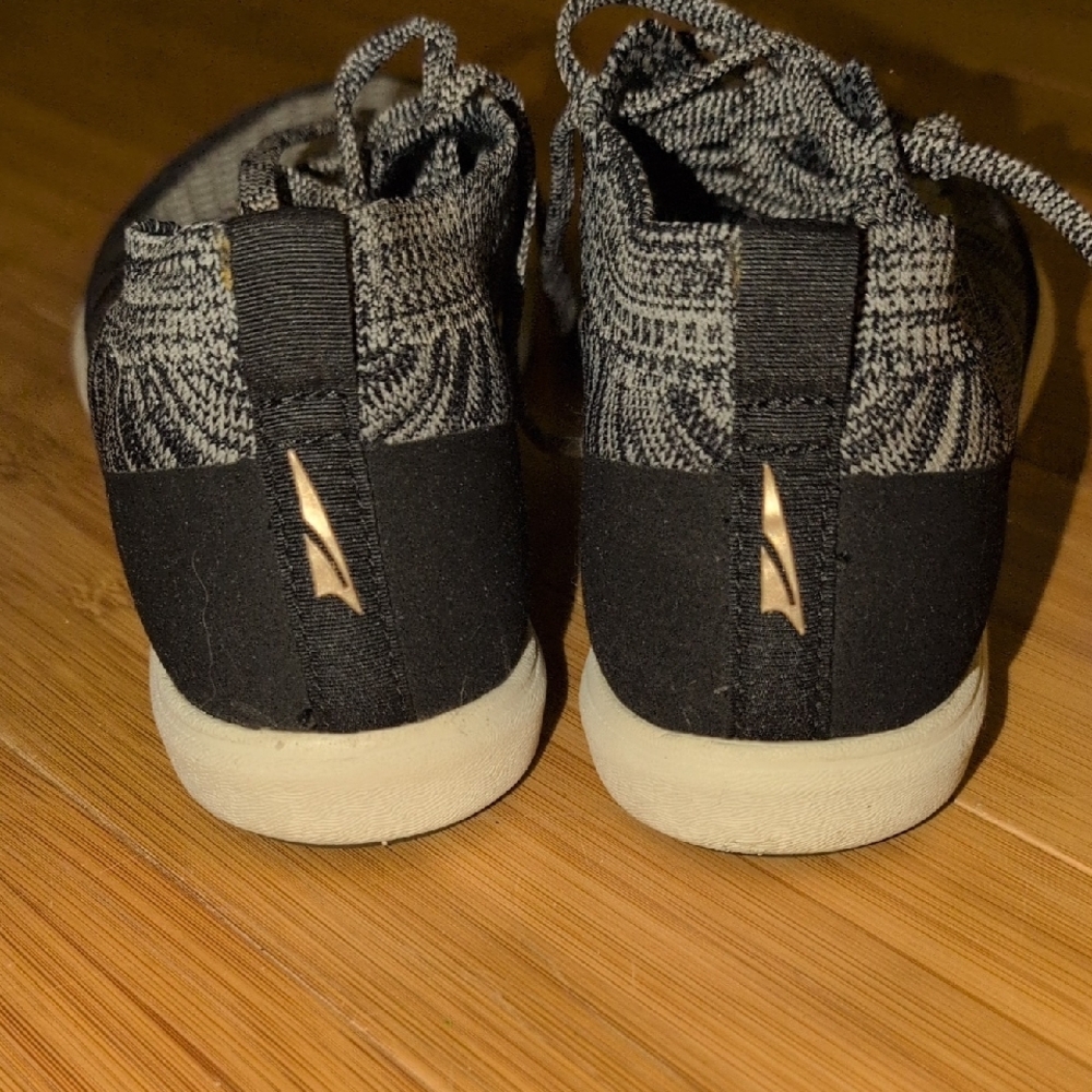 Altra Vali Black and Gray Women's Sneakers - Picture 2 of 4